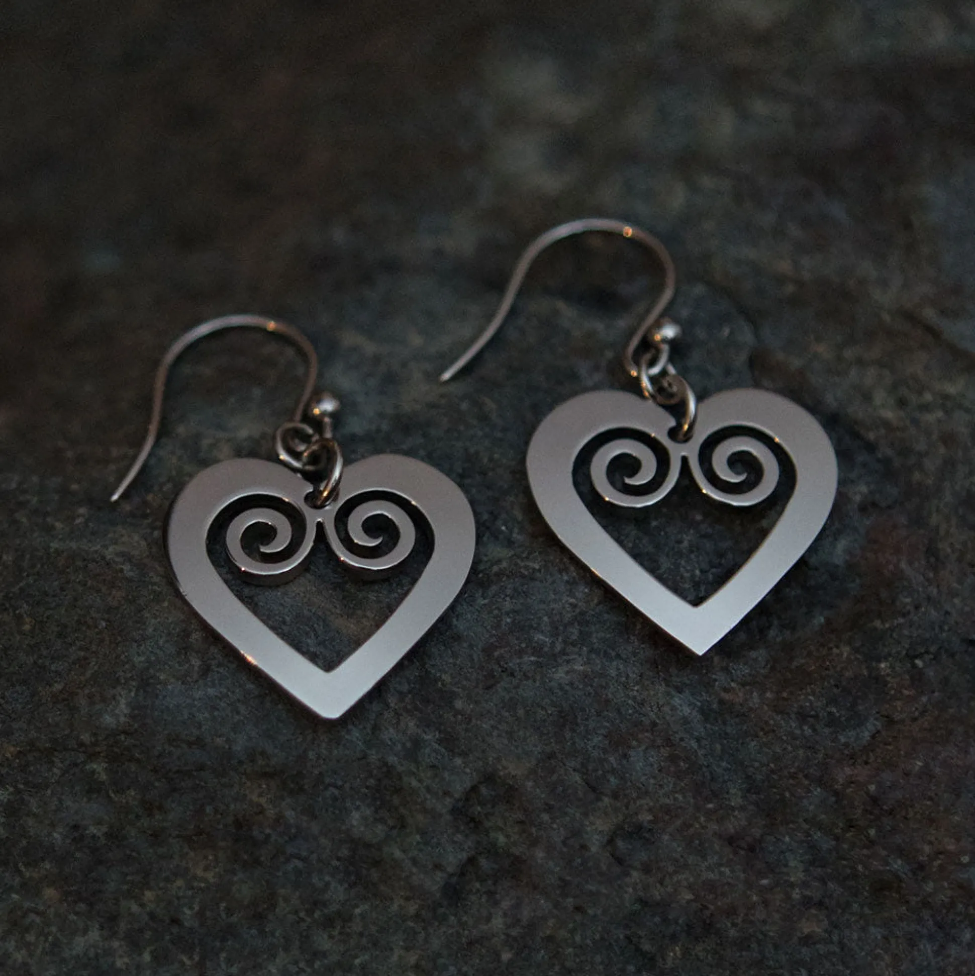 Pohjolan Helmi - Curved Heart Earrings