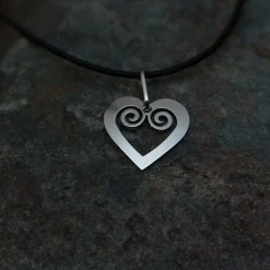Pohjolan Helmi - Curved Heart Necklace